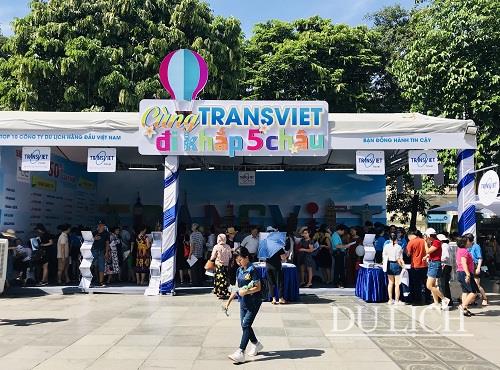 Gian hàng của TransViet thu hút đông đảo du khách với siêu khuyến mãi 50%